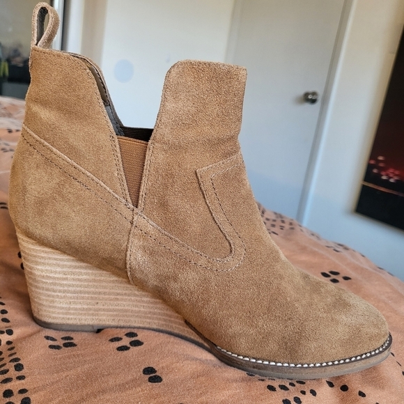 EUC Blondo Irving Waterproof Wedge Bootie Camel Tan Suede Size 8.5 - Picture 6 of 11